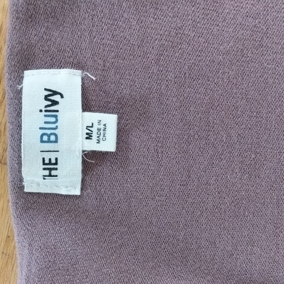 The Bluivy: soft v-neck sweater. - Picture 2 of 4